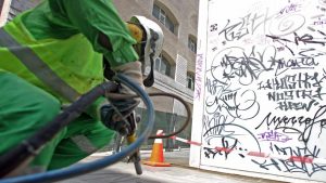 Brigada de limpieza de Barcelona limpia un grafiti
